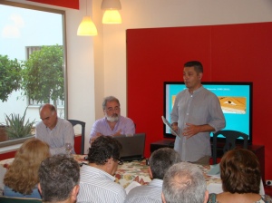 Juan Carrasco, responsable de la editorial, junto al autor, Fernando Sígler, y un servidor el inicio de la presentación (Foto: Jesús Román)