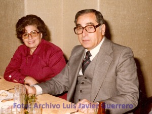 Mis padres en una comida de los agentes comerciales de Sevilla a finales de los setenta.